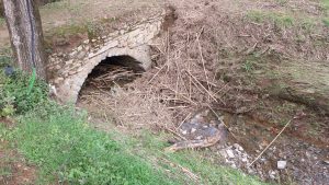 Sassi per riparare le buche nelle strade di campagna